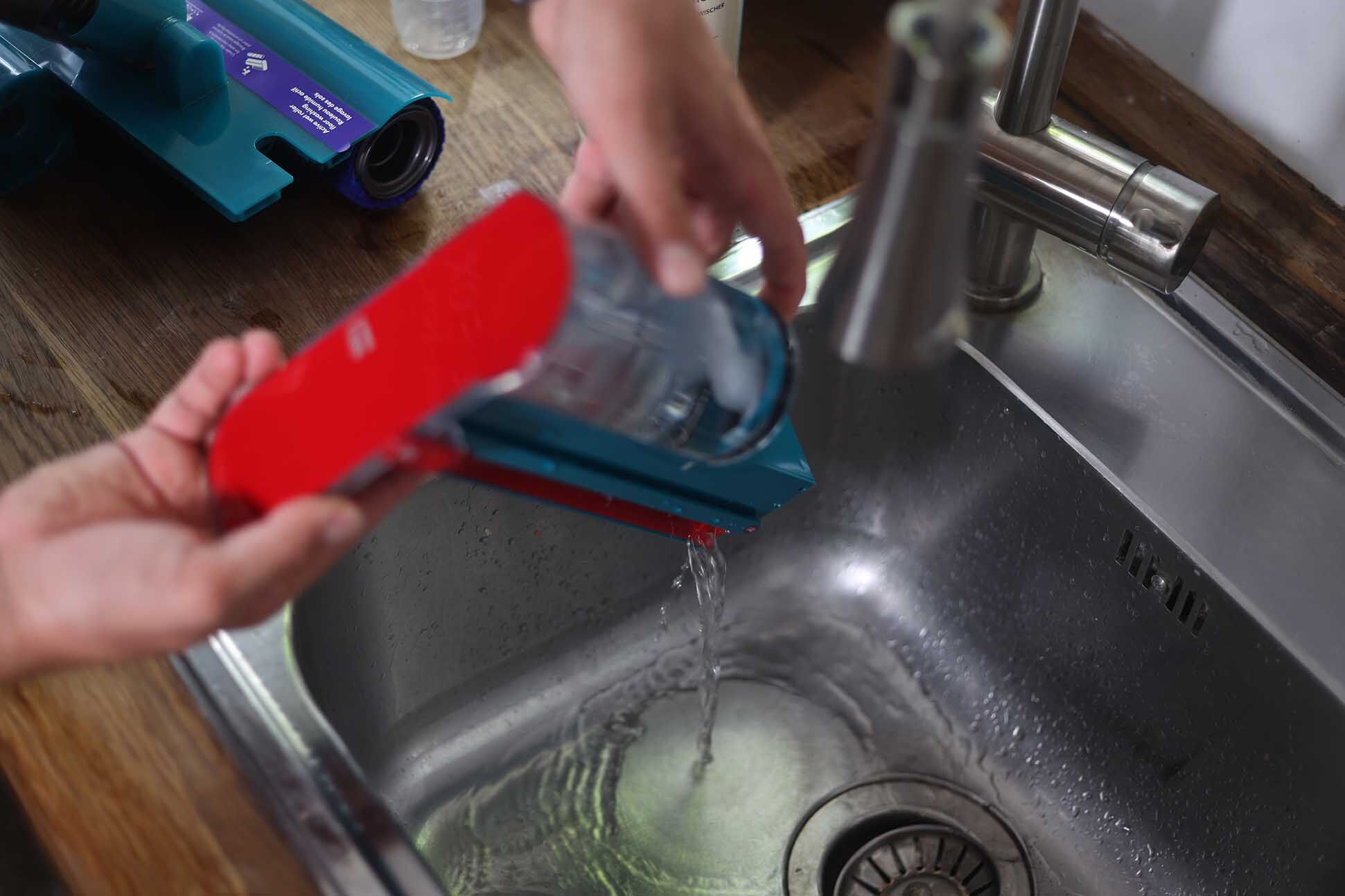 Dyson Submarine Reinigung & Wartung: Frischwassertank und Walze werden unter Wasser gereinigt.